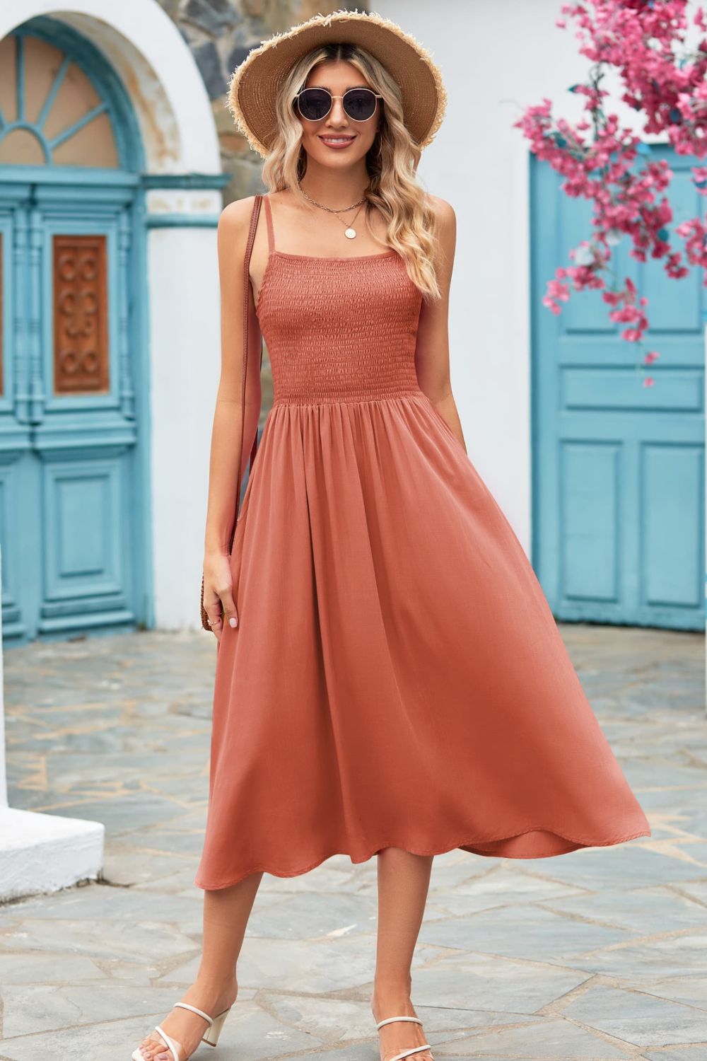 Vestido midi con tirantes de espagueti fruncido