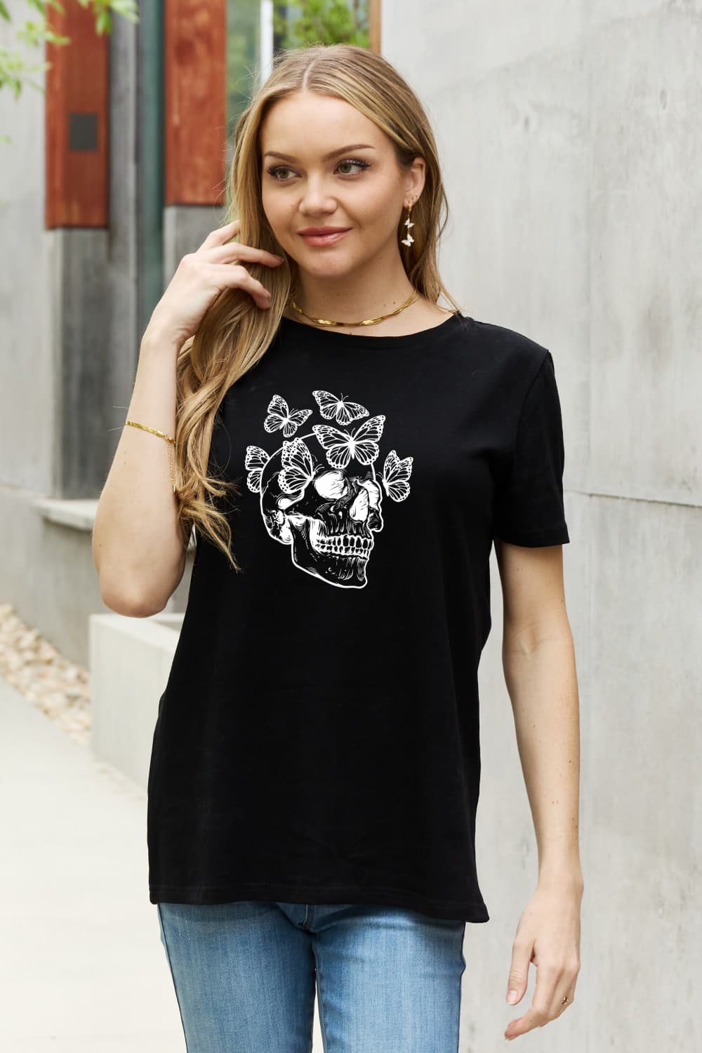 Camiseta de algodón con gráfico de calavera de mariposa de Simply Love