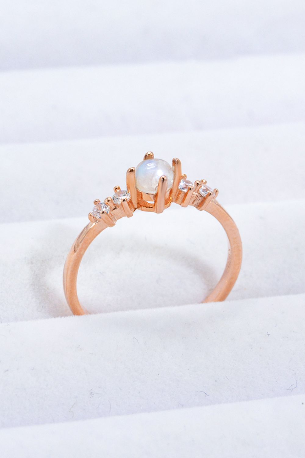 Anillo Chapado en Oro Rosa de 18K con Piedra de Luna Natural y Zirconias