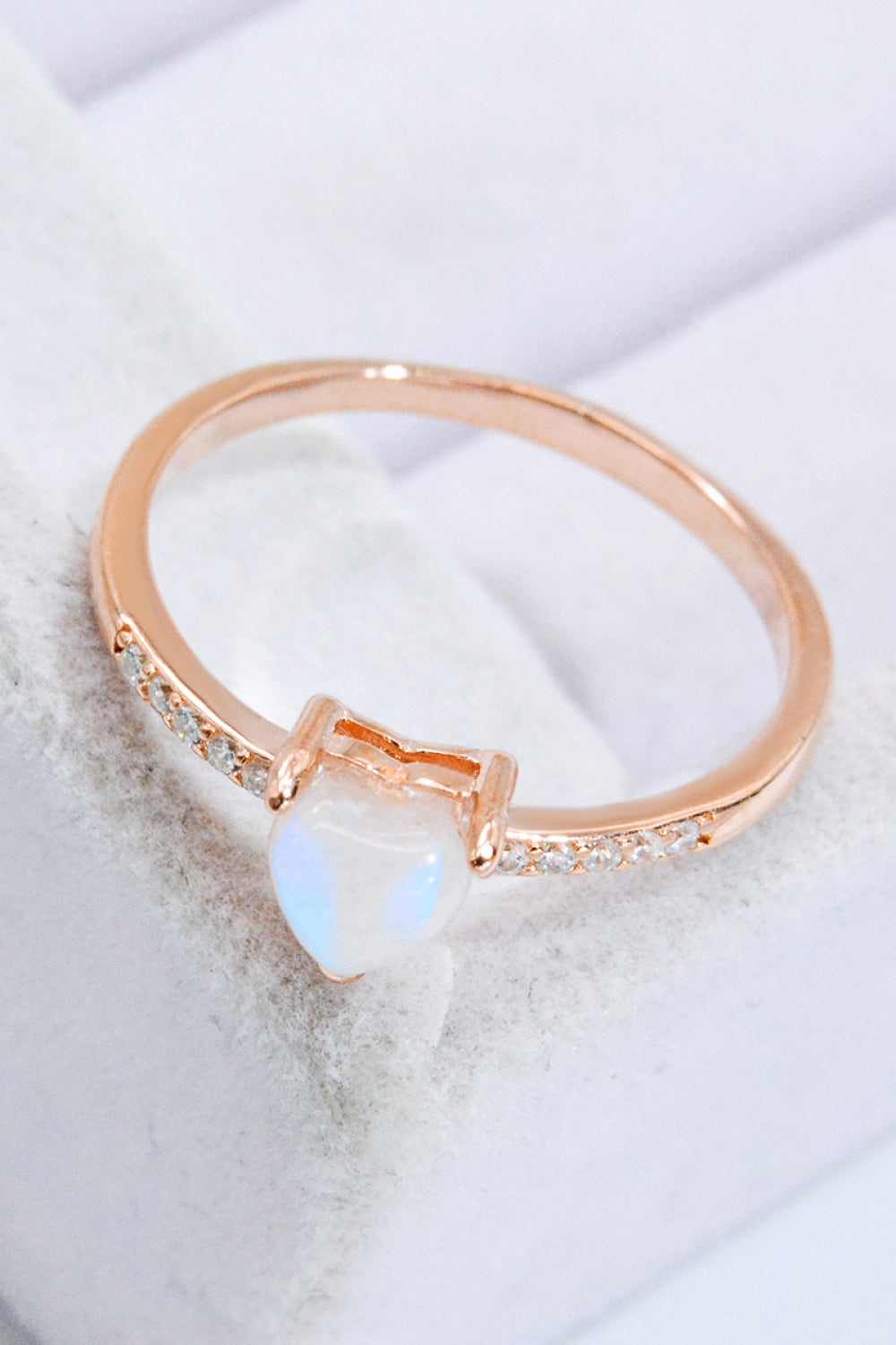 Anillo con baño de oro rosa de 18 quilates con corazón de piedra lunar natural